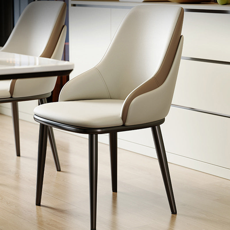 Moderner nordischer quadratischer Esszimmerstuhl aus gepolstertem Mikrofaserleder und Kohlenstoffstahl mit Mezzanine-Rückenlehne für das Esszimmer 