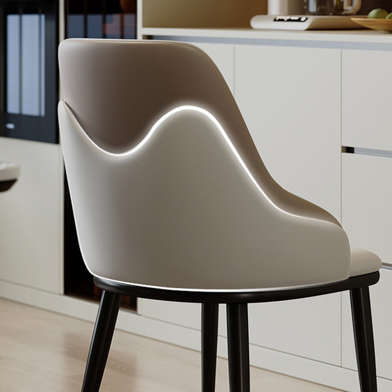 Moderner nordischer quadratischer Esszimmerstuhl aus gepolstertem Mikrofaserleder und Kohlenstoffstahl mit Mezzanine-Rückenlehne für das Esszimmer 