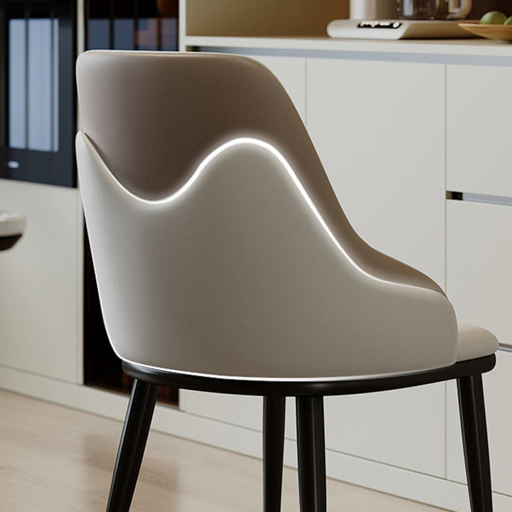 Moderner nordischer quadratischer Esszimmerstuhl aus gepolstertem Mikrofaserleder und Kohlenstoffstahl mit Mezzanine-Rückenlehne für das Esszimmer 