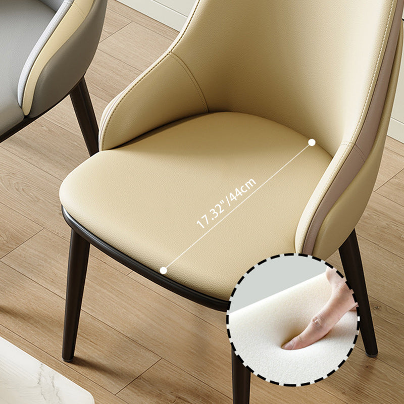Moderner nordischer quadratischer Esszimmerstuhl aus gepolstertem Mikrofaserleder und Kohlenstoffstahl mit Mezzanine-Rückenlehne für das Esszimmer 