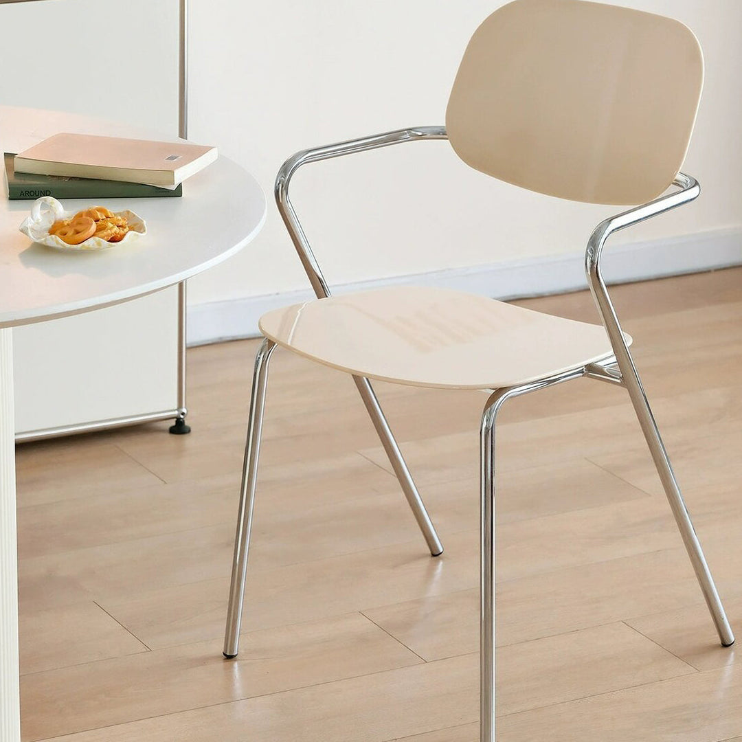 Moderner minimalistischer rechteckiger Stuhl aus PC und Eisen mit Rückenlehne und Armlehnen für das Wohnzimmer 