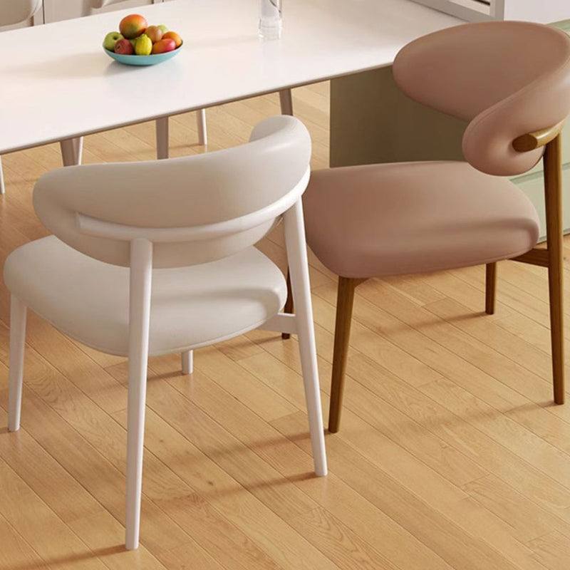 Zeitgenössischer Luxus Esszimmerstuhl mit geschwungener Rückenlehne aus PU-Leder und Carbonstahl für das Esszimmer 