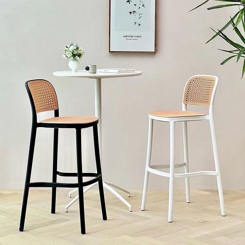 Zeitgenössischer nordischer quadratischer PP-Kunststoff-Barhocker mit Rückenlehne und Fußstütze für das Esszimmer 