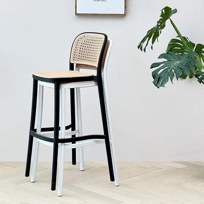 Zeitgenössischer nordischer quadratischer PP-Kunststoff-Barhocker mit Rückenlehne und Fußstütze für das Esszimmer 