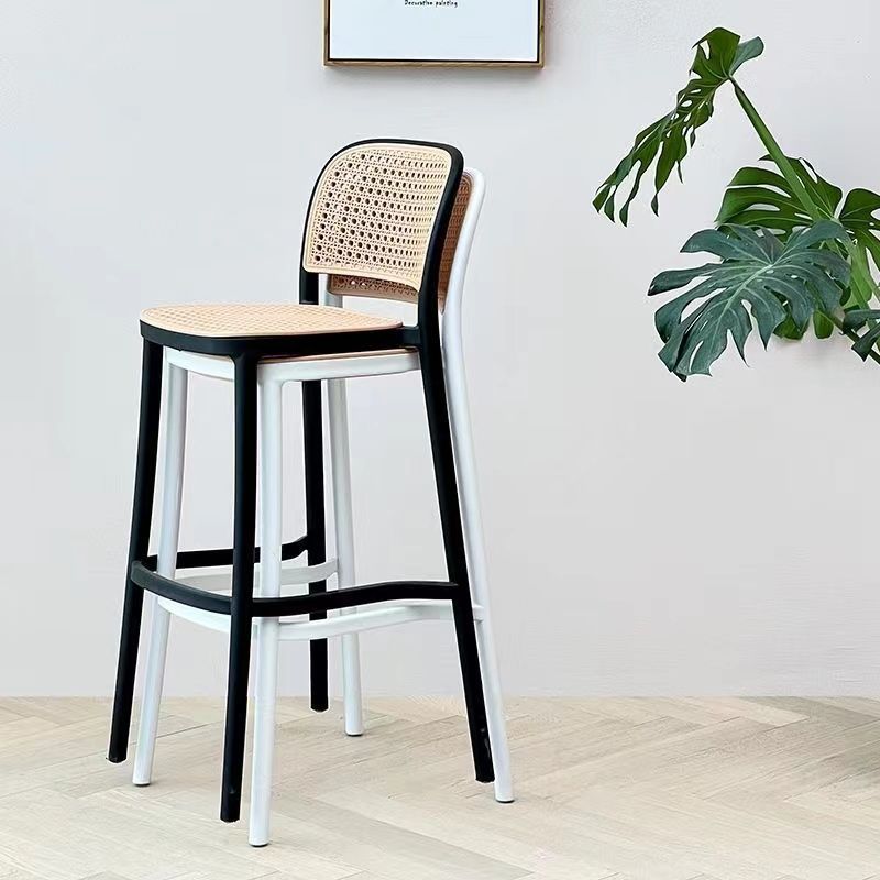 Zeitgenössischer nordischer quadratischer PP-Kunststoff-Barhocker mit Rückenlehne und Fußstütze für das Esszimmer 