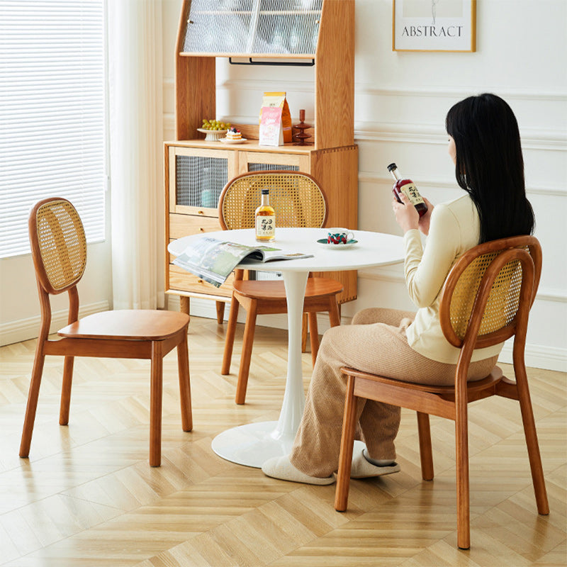 Moderner minimalistischer quadratischer gebogener Holz-Rattan-Esszimmerstuhl mit Rückenlehne für das Esszimmer 