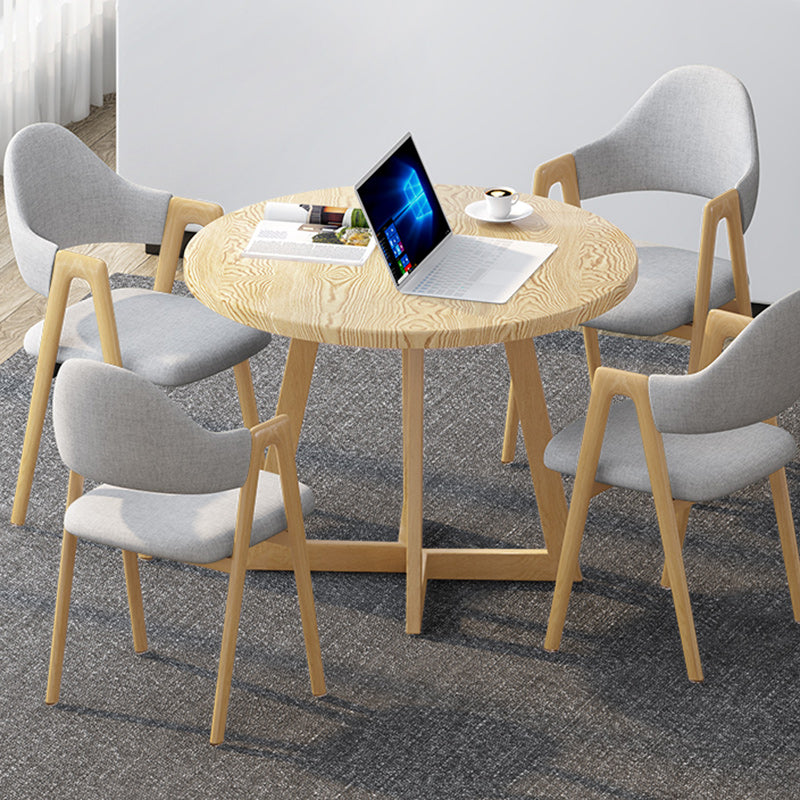 Silla de comedor contemporánea nórdica cuadrada tapizada con estructura de hierro y lino, respaldo curvado y reposabrazos para comedor 