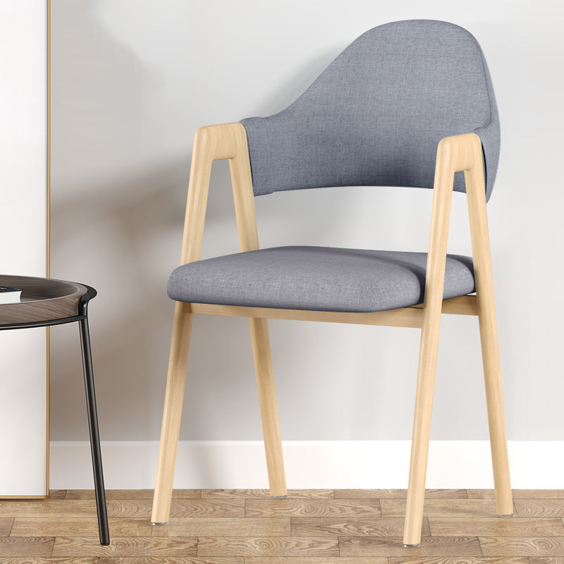 Silla de comedor contemporánea nórdica cuadrada tapizada con estructura de hierro y lino, respaldo curvado y reposabrazos para comedor 