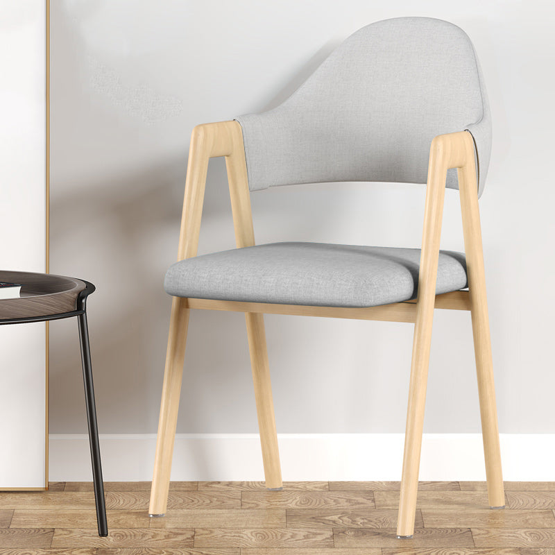 Silla de comedor contemporánea nórdica cuadrada tapizada con estructura de hierro y lino, respaldo curvado y reposabrazos para comedor 