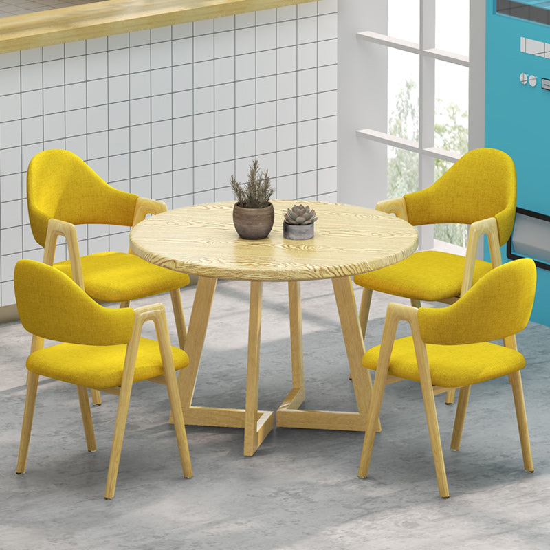 Silla de comedor contemporánea nórdica cuadrada tapizada con estructura de hierro y lino, respaldo curvado y reposabrazos para comedor 