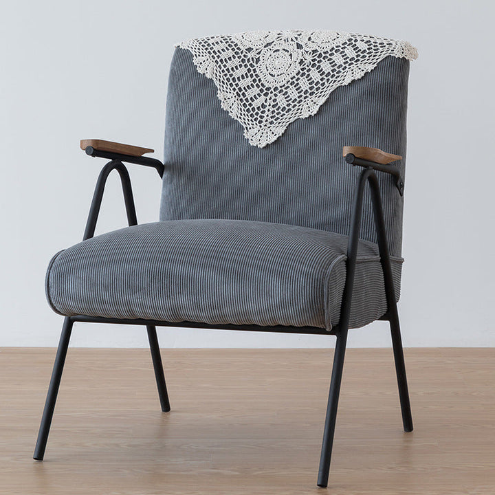 Chaise d'accent traditionnelle française carrée en velours rembourré avec pieds en fer en forme de V, dossier et accoudoirs pour le salon 