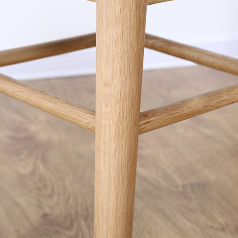 Moderner minimalistischer quadratischer Hocker aus Eichenholz mit Stoffbezug als Fußhocker für das Wohnzimmer 