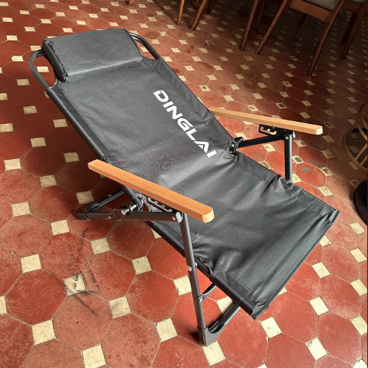 Chaise de camping pliable contemporaine en tissu Oxford carré avec cadre en acier au carbone, dossier et accoudoir en bois pour terrasse extérieure 