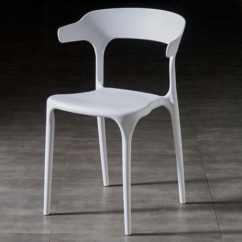 Silla de comedor apilable de plástico cuadrada escandinava contemporánea con respaldo en arco para comedor 