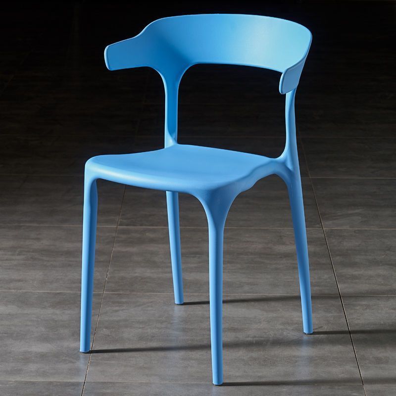 Silla de comedor apilable de plástico cuadrada escandinava contemporánea con respaldo en arco para comedor 
