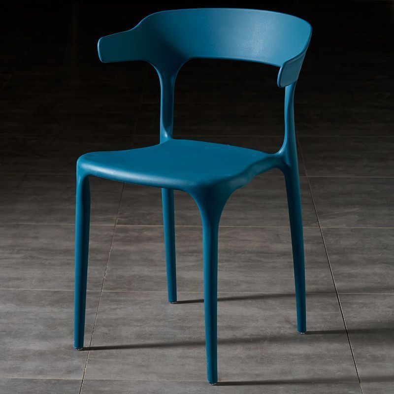 Silla de comedor apilable de plástico cuadrada escandinava contemporánea con respaldo en arco para comedor 