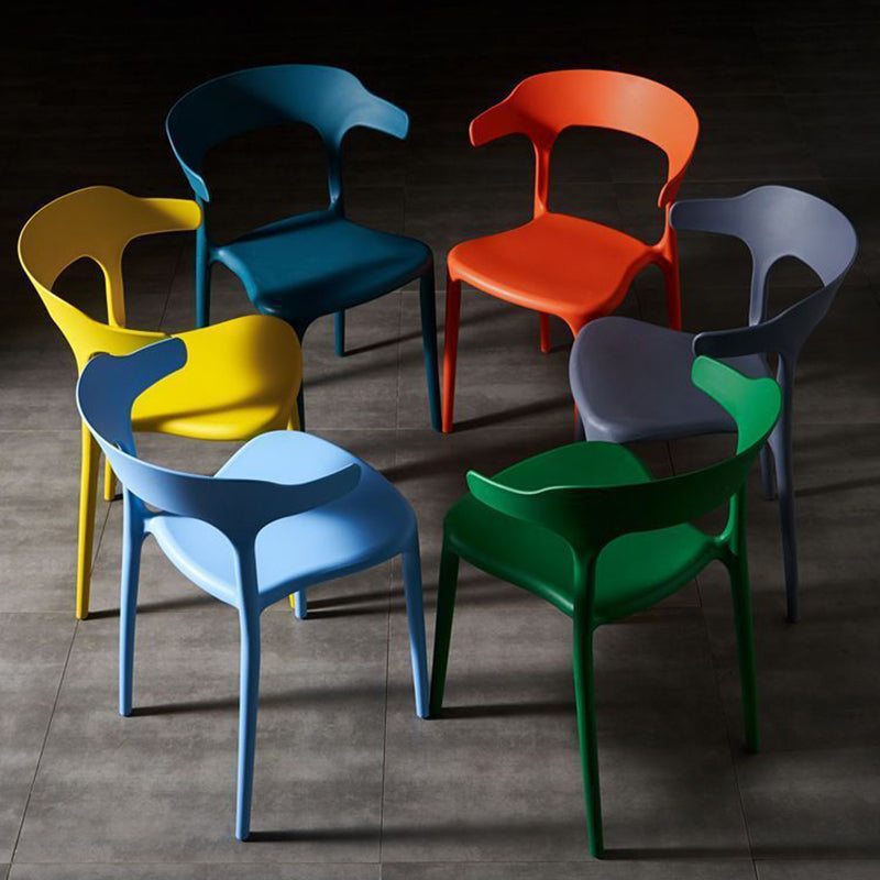 Silla de comedor apilable de plástico cuadrada escandinava contemporánea con respaldo en arco para comedor 