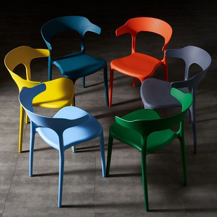 Silla de comedor apilable de plástico cuadrada escandinava contemporánea con respaldo en arco para comedor 