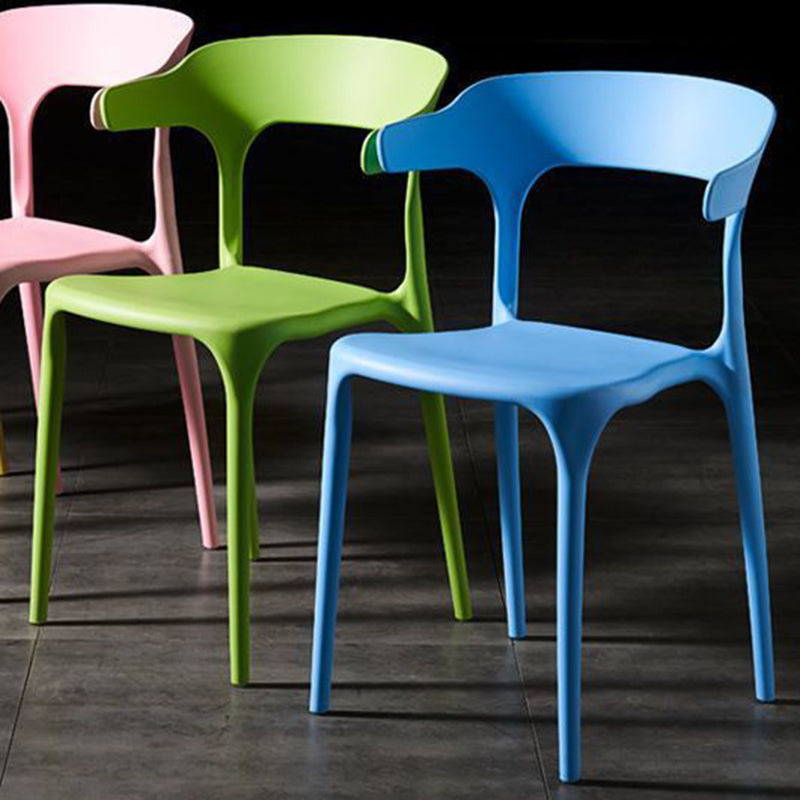 Silla de comedor apilable de plástico cuadrada escandinava contemporánea con respaldo en arco para comedor 
