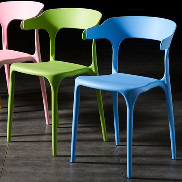 Silla de comedor apilable de plástico cuadrada escandinava contemporánea con respaldo en arco para comedor 