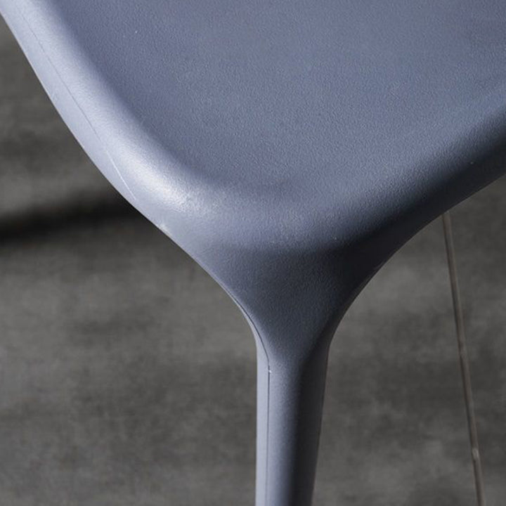 Silla de comedor apilable de plástico cuadrada escandinava contemporánea con respaldo en arco para comedor 