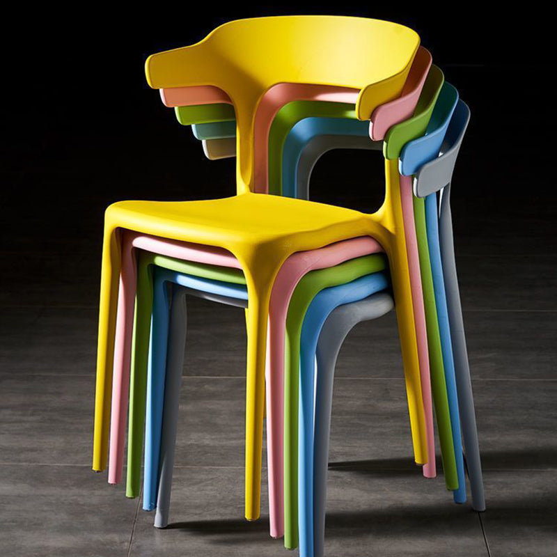 Silla de comedor apilable de plástico cuadrada escandinava contemporánea con respaldo en arco para comedor 