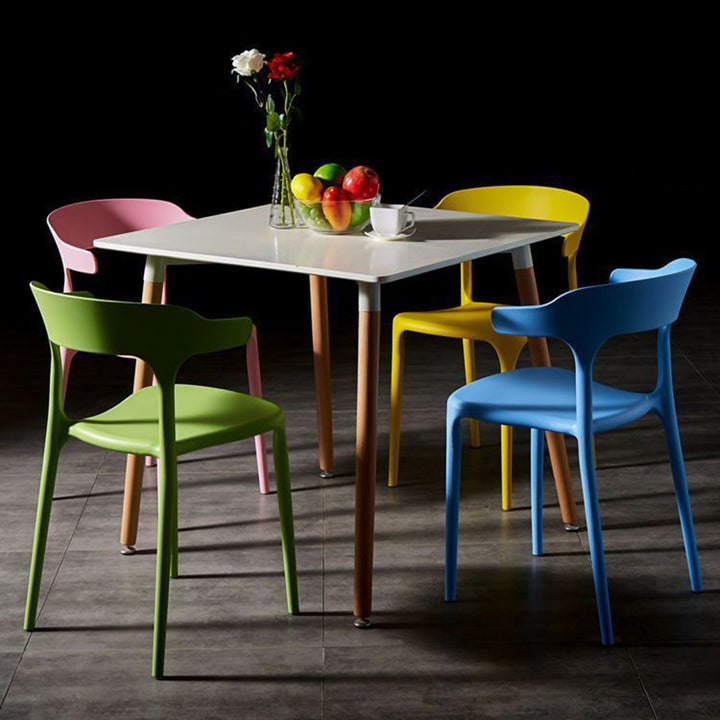 Silla de comedor apilable de plástico cuadrada escandinava contemporánea con respaldo en arco para comedor 
