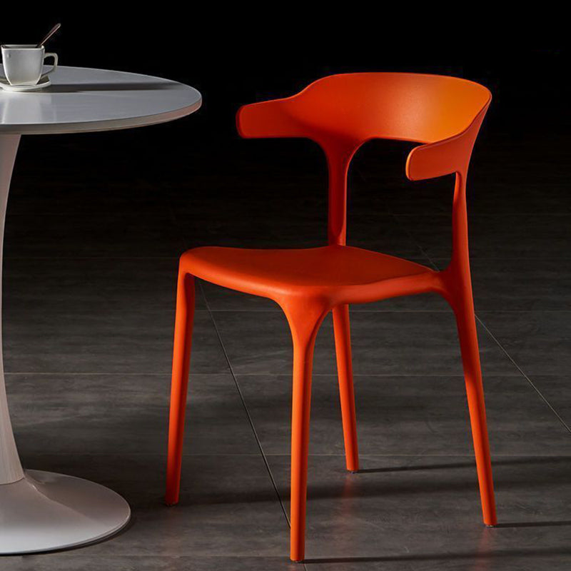 Silla de comedor apilable de plástico cuadrada escandinava contemporánea con respaldo en arco para comedor 
