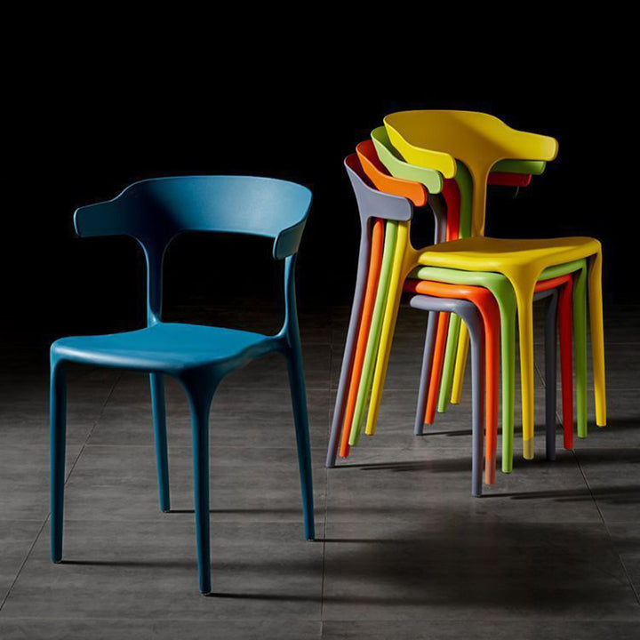 Silla de comedor apilable de plástico cuadrada escandinava contemporánea con respaldo en arco para comedor 