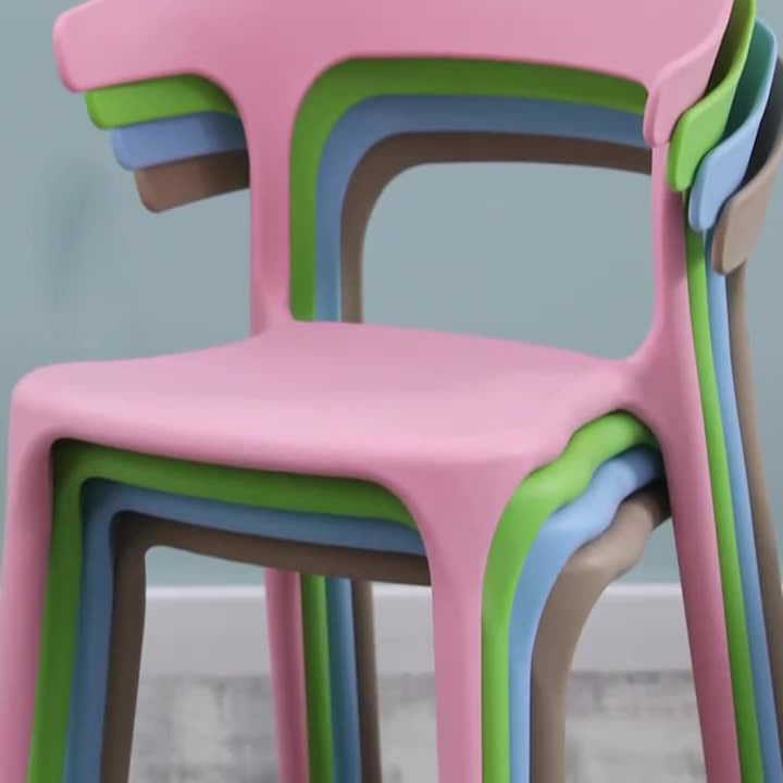 Silla de comedor apilable de plástico cuadrada escandinava contemporánea con respaldo en arco para comedor 