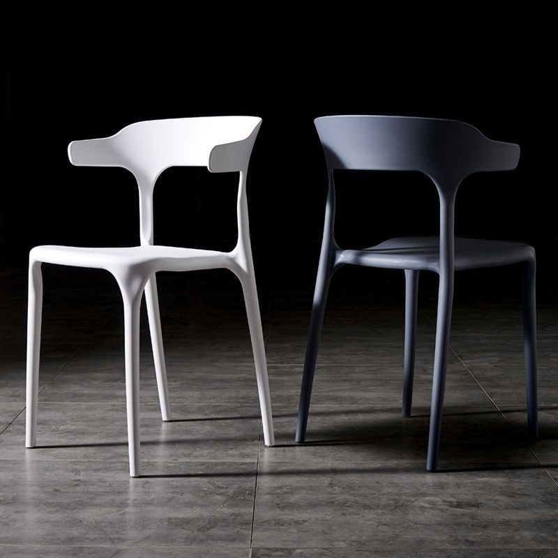 Silla de comedor apilable de plástico cuadrada escandinava contemporánea con respaldo en arco para comedor 