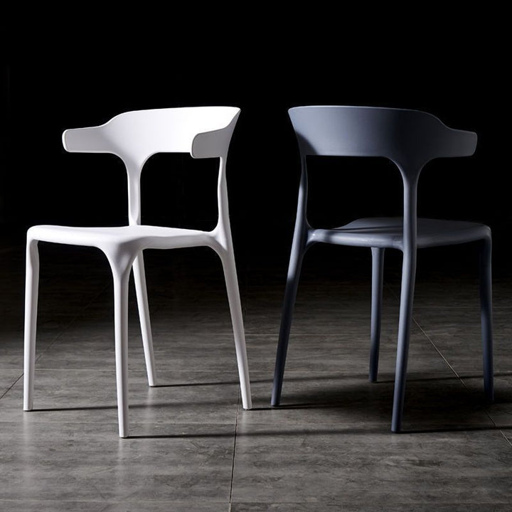 Silla de comedor apilable de plástico cuadrada escandinava contemporánea con respaldo en arco para comedor 