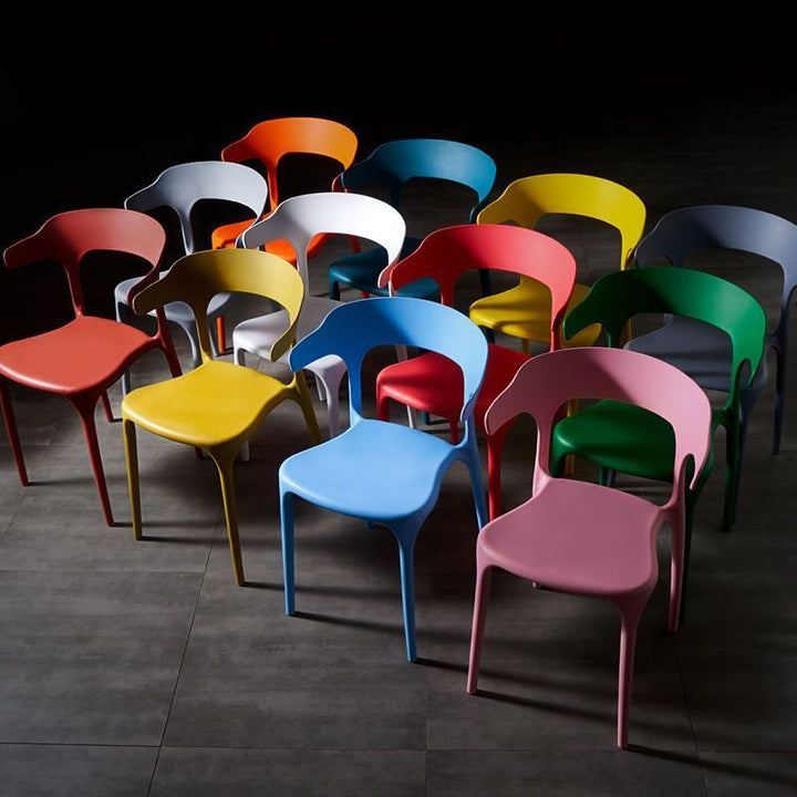 Silla de comedor apilable de plástico cuadrada escandinava contemporánea con respaldo en arco para comedor 