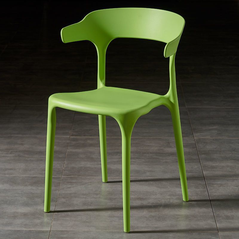 Silla de comedor apilable de plástico cuadrada escandinava contemporánea con respaldo en arco para comedor 