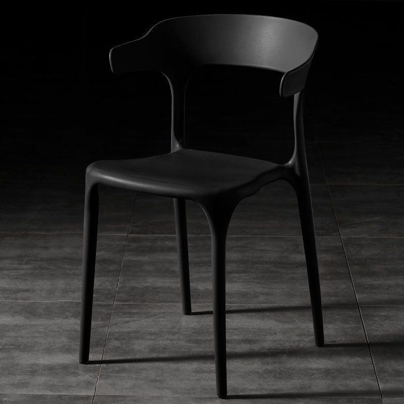 Silla de comedor apilable de plástico cuadrada escandinava contemporánea con respaldo en arco para comedor 