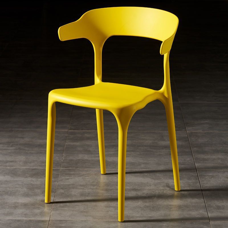 Silla de comedor apilable de plástico cuadrada escandinava contemporánea con respaldo en arco para comedor 