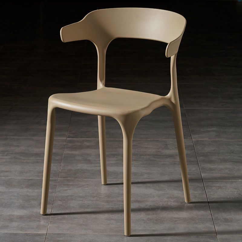 Silla de comedor apilable de plástico cuadrada escandinava contemporánea con respaldo en arco para comedor 