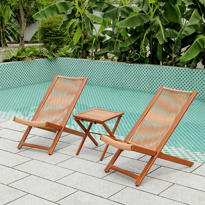 Traditioneller rustikaler PE-Rattan-Liegestuhl mit Carbonstahlrahmen, Kissen und Fußstütze für die Terrasse im Freien 
