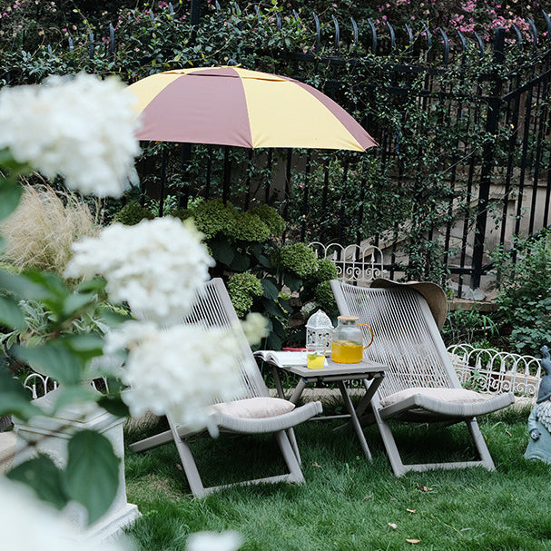 Traditioneller rustikaler PE-Rattan-Liegestuhl mit Carbonstahlrahmen, Kissen und Fußstütze für die Terrasse im Freien 