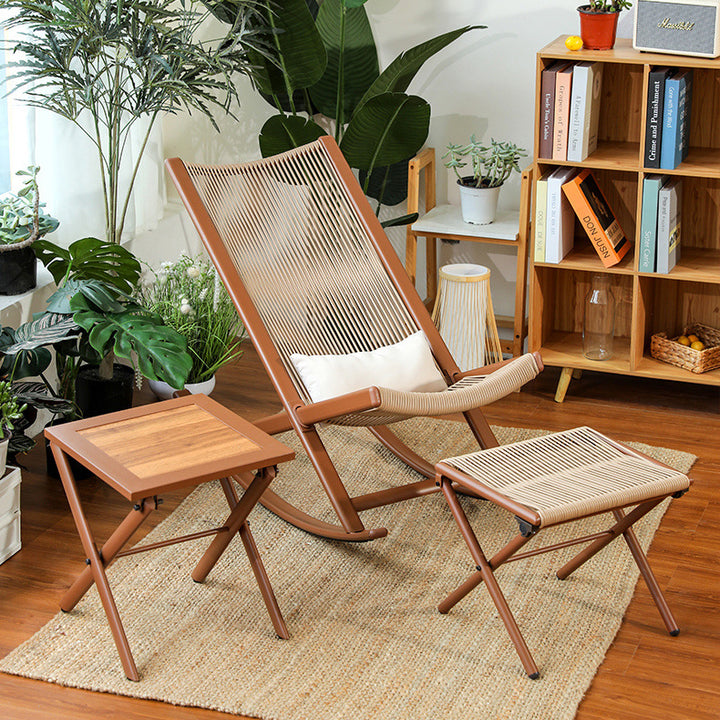 Traditioneller rustikaler PE-Rattan-Liegestuhl mit Carbonstahlrahmen, Kissen und Fußstütze für die Terrasse im Freien 