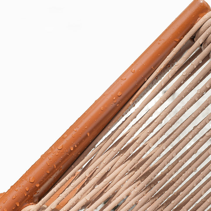 Traditioneller rustikaler PE-Rattan-Liegestuhl mit Carbonstahlrahmen, Kissen und Fußstütze für die Terrasse im Freien 
