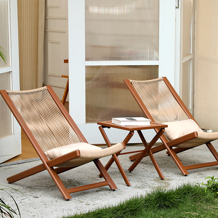 Traditioneller rustikaler PE-Rattan-Liegestuhl mit Carbonstahlrahmen, Kissen und Fußstütze für die Terrasse im Freien 