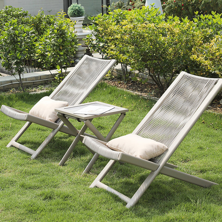 Traditioneller rustikaler PE-Rattan-Liegestuhl mit Carbonstahlrahmen, Kissen und Fußstütze für die Terrasse im Freien 
