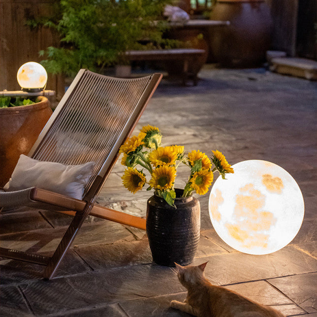 Traditioneller rustikaler PE-Rattan-Liegestuhl mit Carbonstahlrahmen, Kissen und Fußstütze für die Terrasse im Freien 