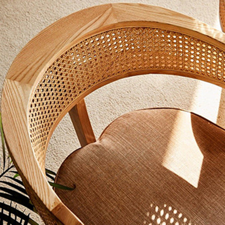 Zeitgenössischer Retro-Sessel mit Gestell aus Eschenholz, Baumwoll- und Leinenpolsterung, Rattan-Geflecht und gebogenem Rücken für das Wohnzimmer 
