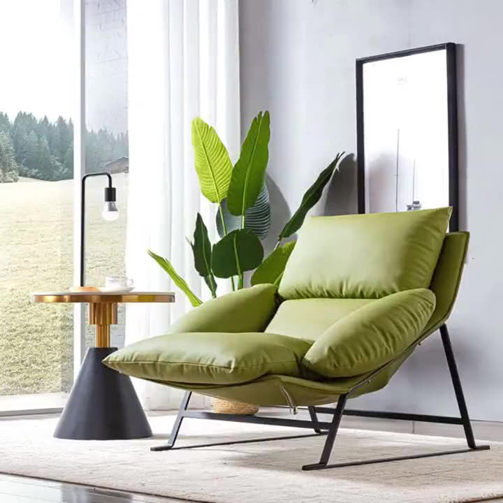 Chaise d'appoint en fer avec dossier en tissu courbé de luxe contemporain pour salon 