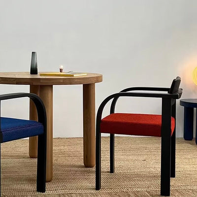 Traditioneller französischer quadratischer Massivholzrahmen Stoff Esszimmerstuhl mit gebogenem Armlehnenrücken für das Esszimmer 