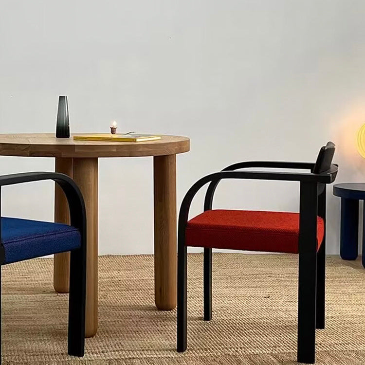 Traditioneller französischer quadratischer Massivholzrahmen Stoff Esszimmerstuhl mit gebogenem Armlehnenrücken für das Esszimmer 