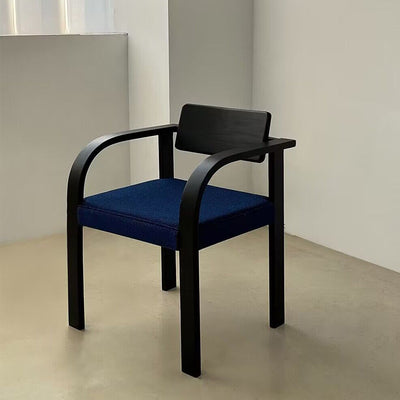 Traditioneller französischer quadratischer Massivholzrahmen Stoff Esszimmerstuhl mit gebogenem Armlehnenrücken für das Esszimmer 