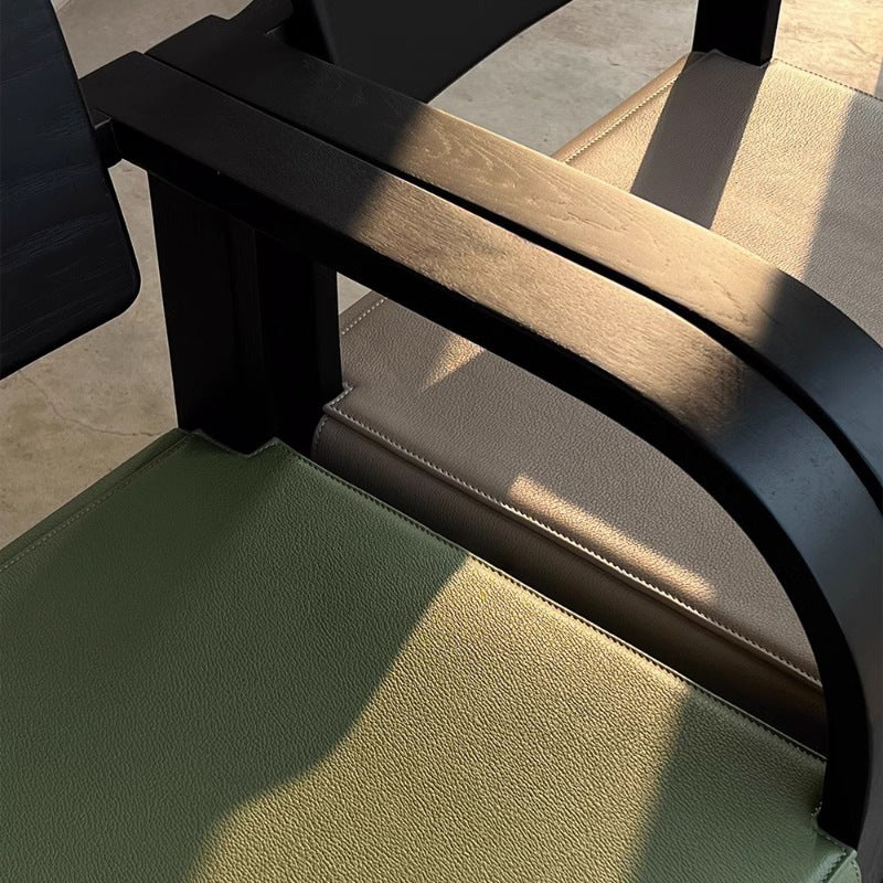 Traditioneller französischer quadratischer Massivholzrahmen Stoff Esszimmerstuhl mit gebogenem Armlehnenrücken für das Esszimmer 
